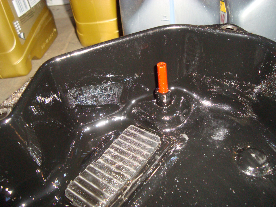 Слив масло — осмотрел поддон АКПП на наличие маталлической стружки на магните или ещё какой приблуды — Volkswagen Bora (1G)