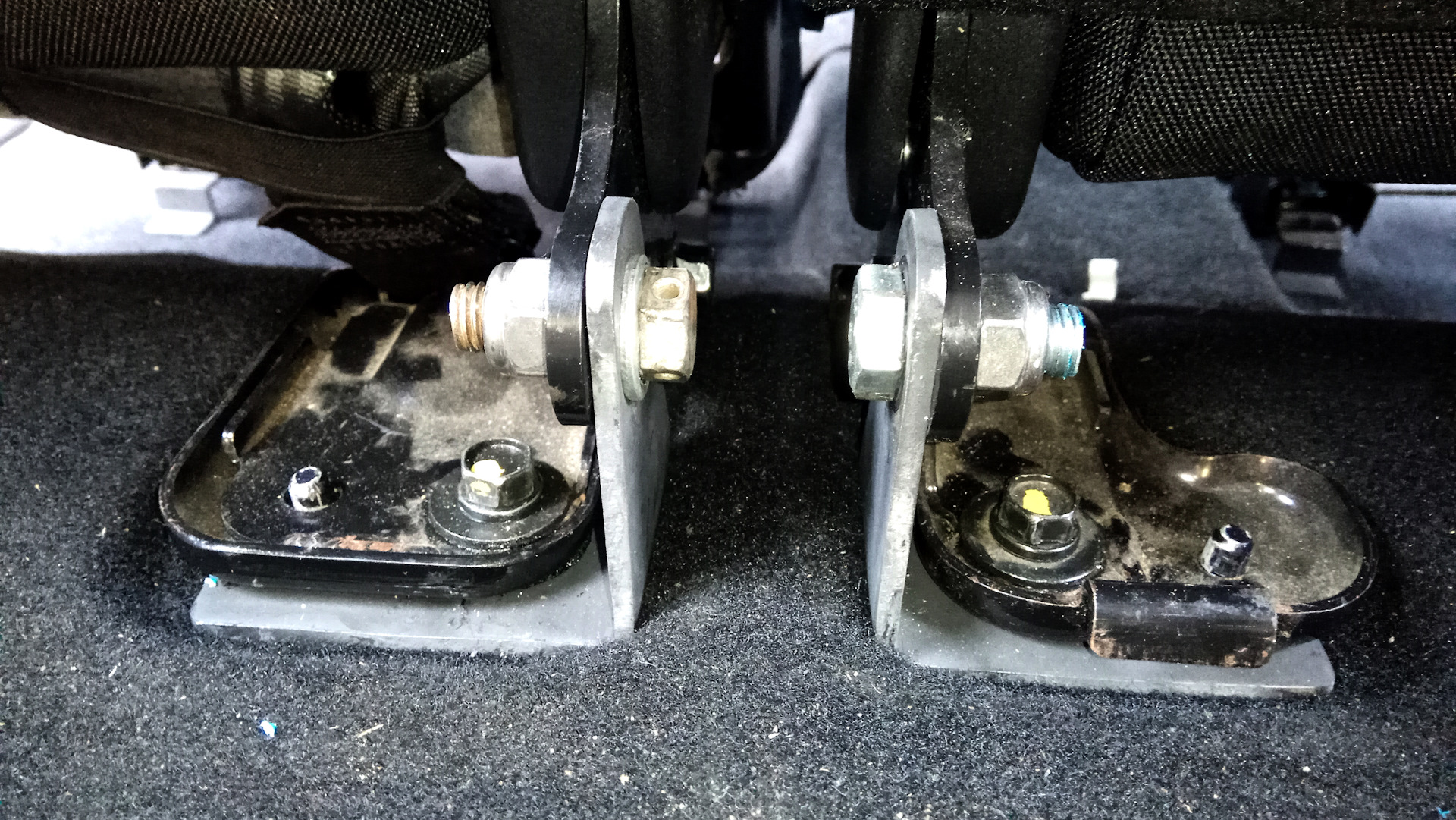 Механизмы поворота/сдвига сиденья hfm300a hfm300a. Сдвиг сидений саньенг кайрон. Сдвиг задних сидений ssangyong kyron. Комплект сдвиг сидений kyron. Санг енг кайрон сдвиг задних сидений.