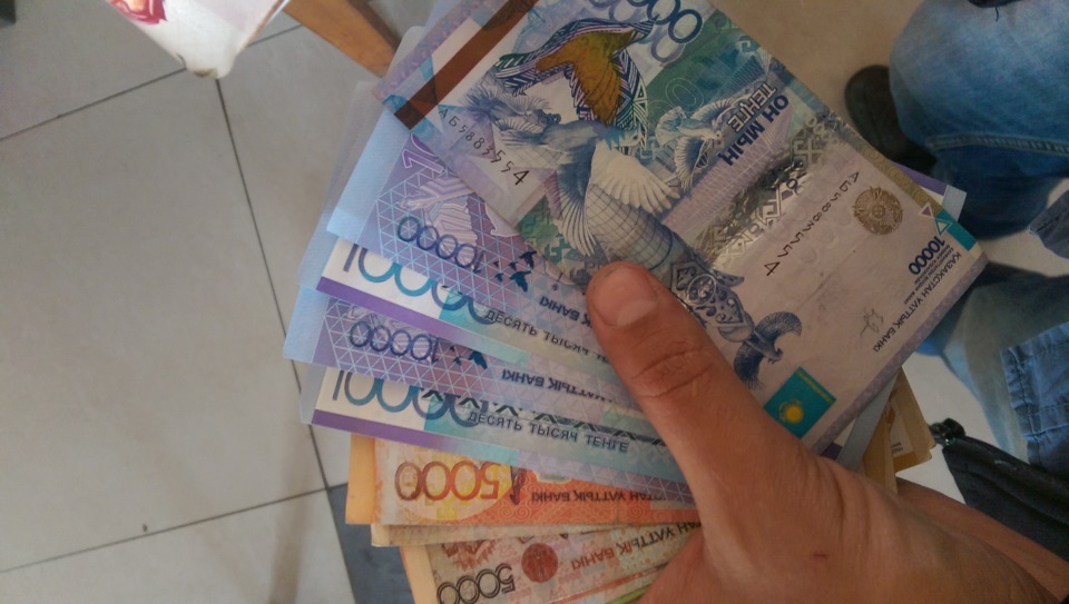 Песня тенге тенге мем. Деньги тенге. Тенге в руках. Деньги в руках. Деньги Казахстана в руках.