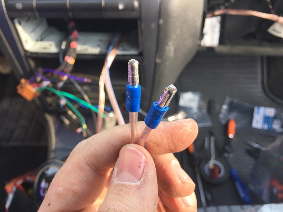 Провода на задние динамики 9/6. Провода на задние колонки шкода октавия а7. Разъем колонок шевроле круз. Провод переднего динамика гранта люкс. Провода для колонок в машину.