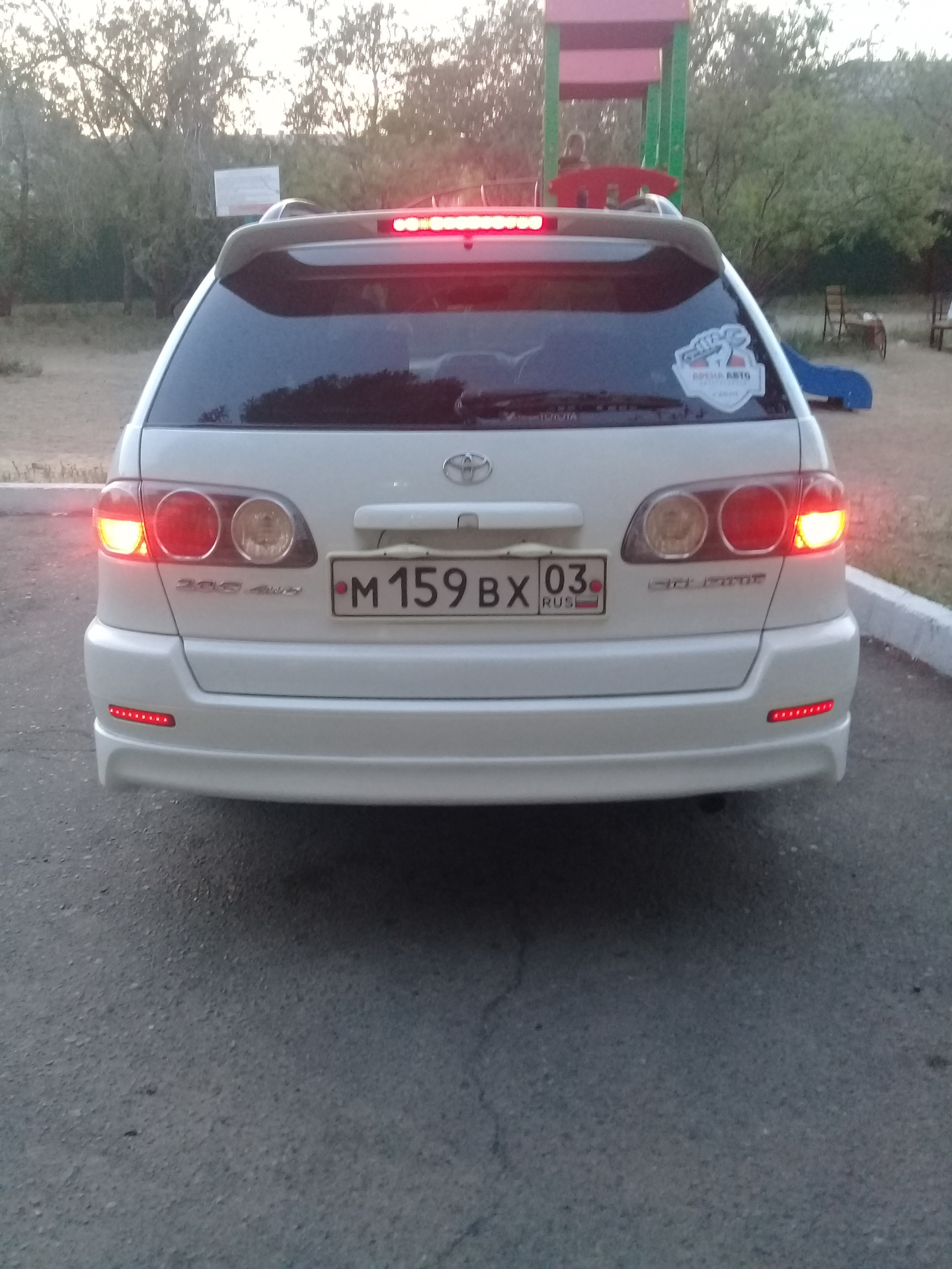 Тойота калдина сигнал. Тойота Калдина задние стоп сигналы. Светодиодные катафоты Toyota Caldina. Подсветка Тойота Калдина 215. Калдина 210 задняя оптика.