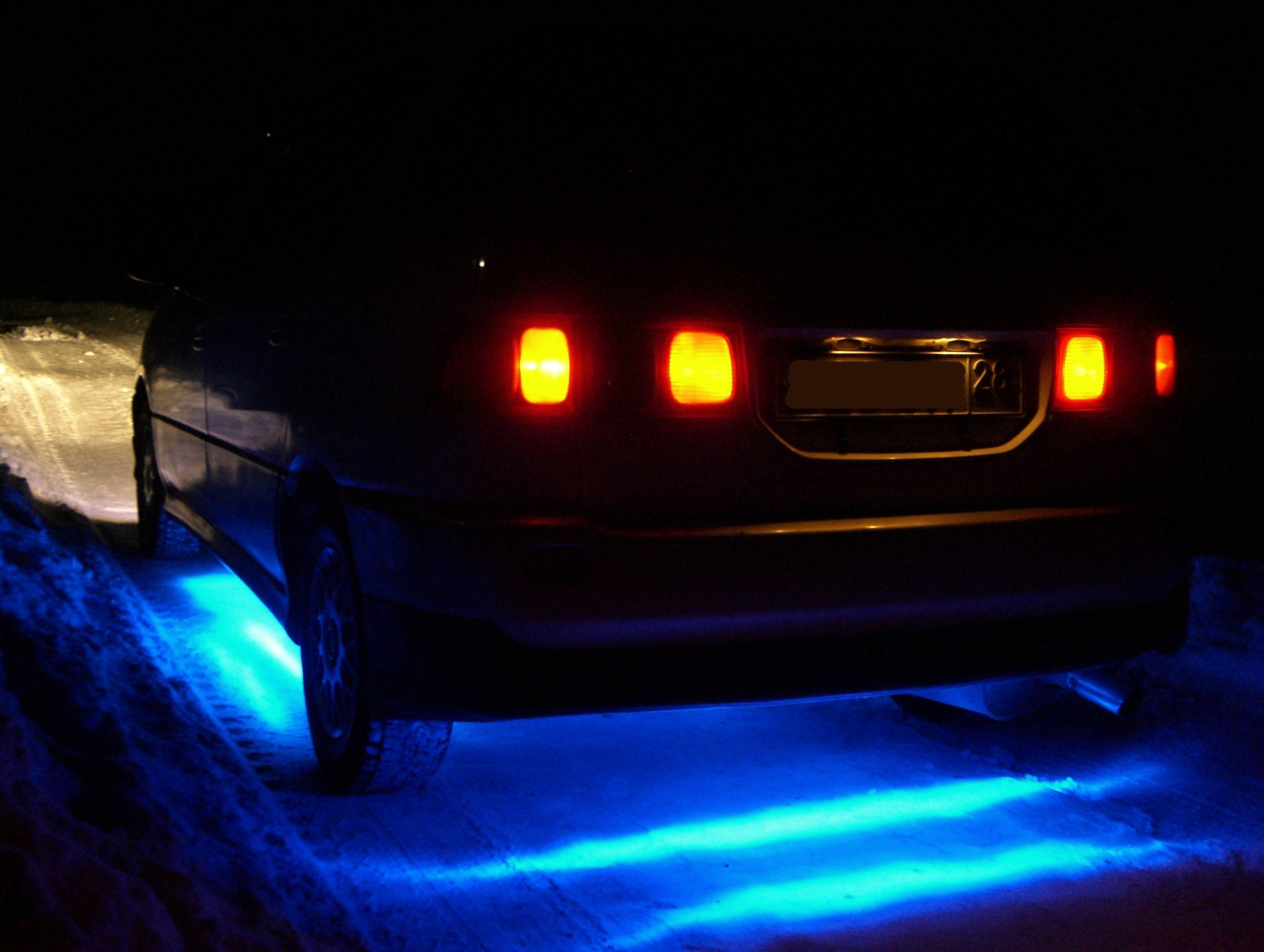 Ли подсветка. ВАЗ 2103 на неоновой подсветки днища. Неоновая подсветка днища. Неоновая подсветка днища автомобиля.