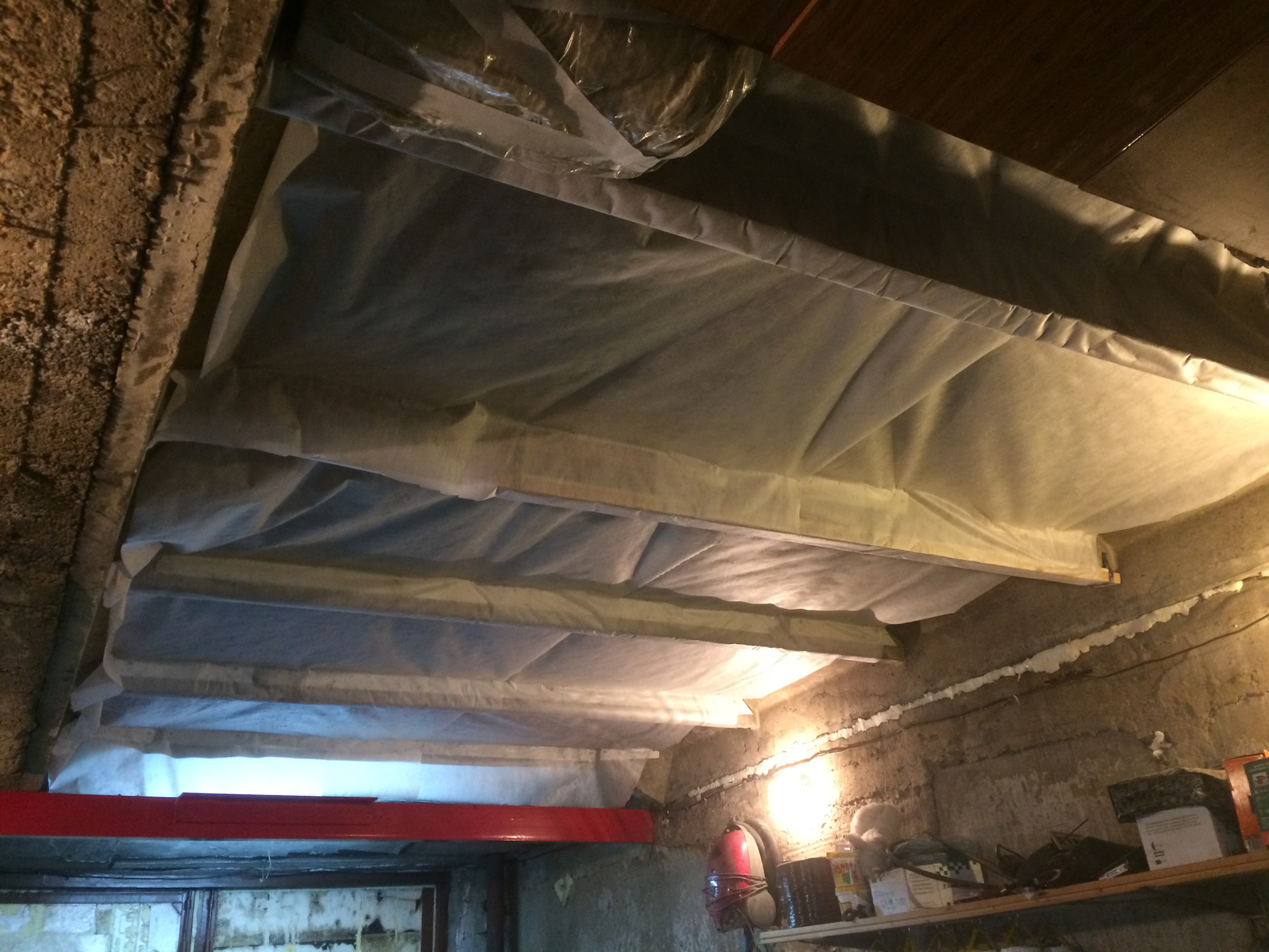 Обтянуть потолок в гараже полиэтиленом