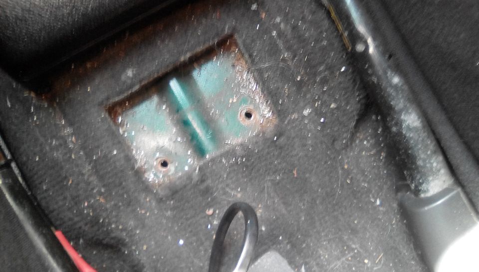 Крепление скобы тросов ручника и крепление подлокотника! — Rover 200 ...