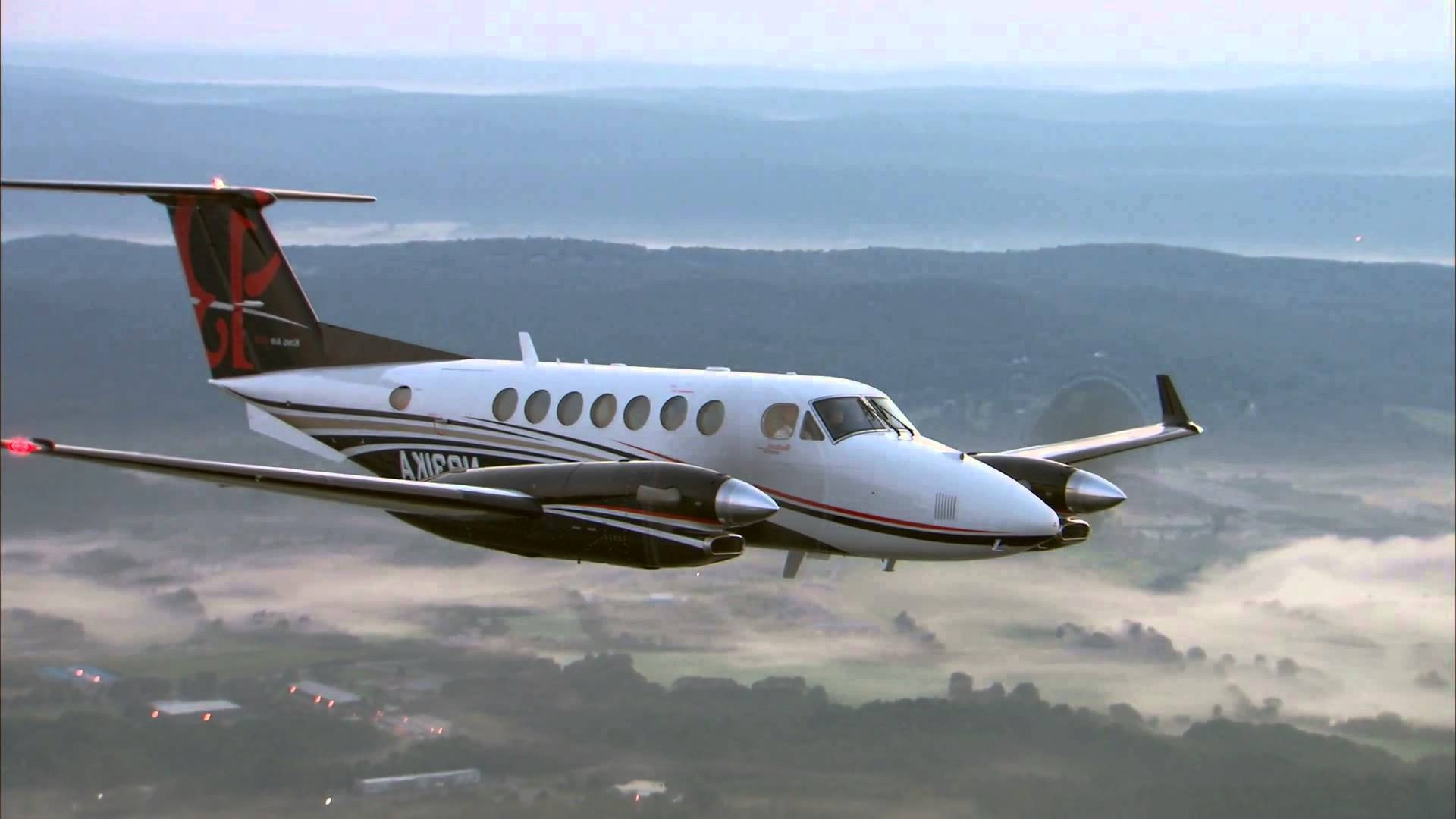 Самолет часто. Super King Air 350. Самолет Beechcraft King Air. Beech King Air 350i. Бичкрафт Кинг Эйр 350.