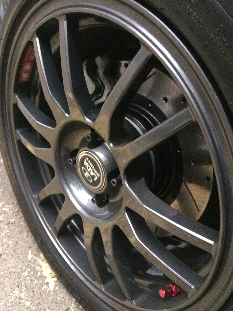 Слева — Lada Granta Sport