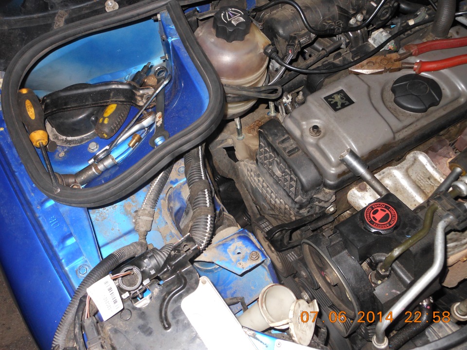 Замена подушки двигателя — Peugeot 206, 1,4 л, 2004 года | своими ...