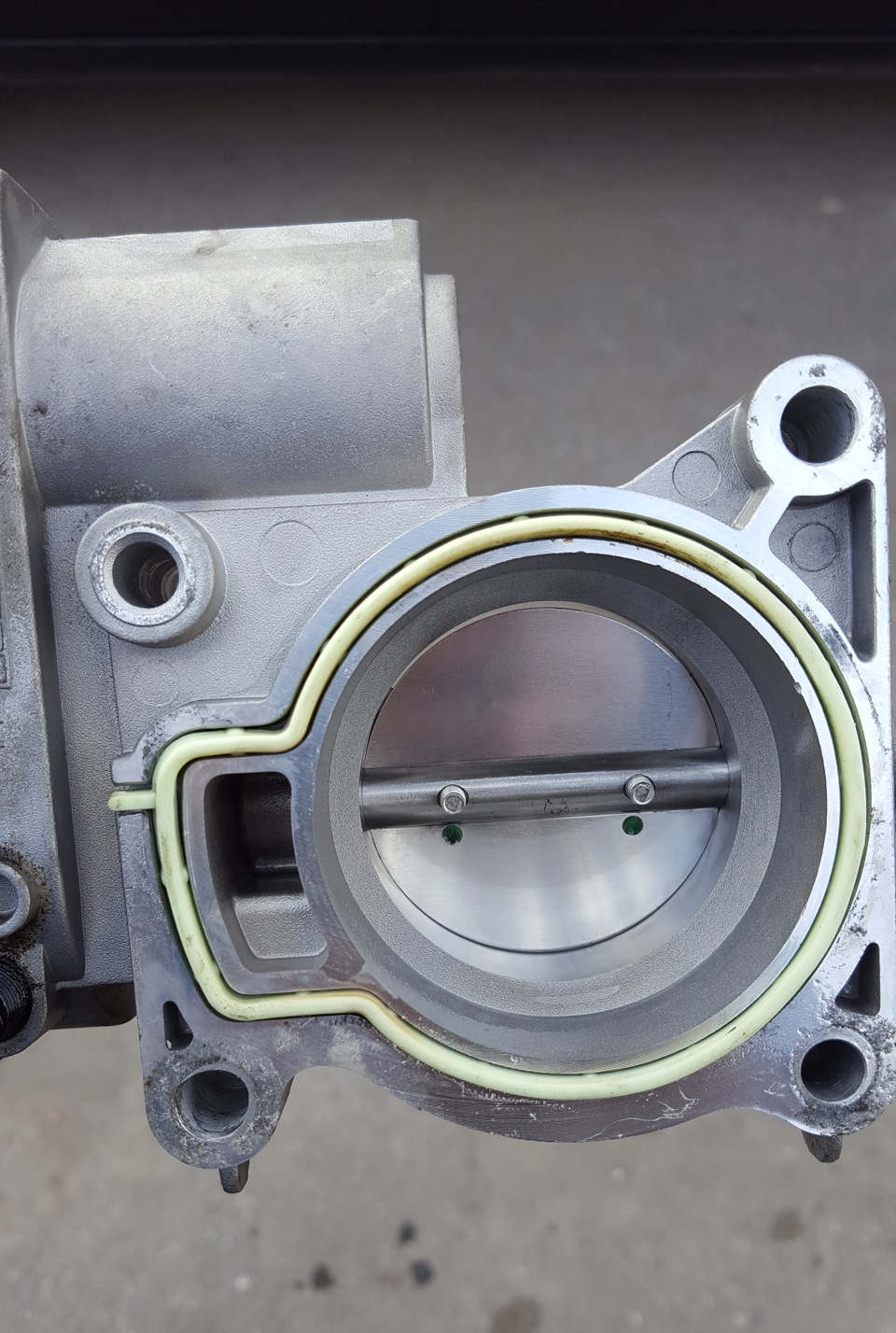 Промыл дроссельную заслонку. — Ford Focus II Wagon, 1,8 л, 2008 года ...