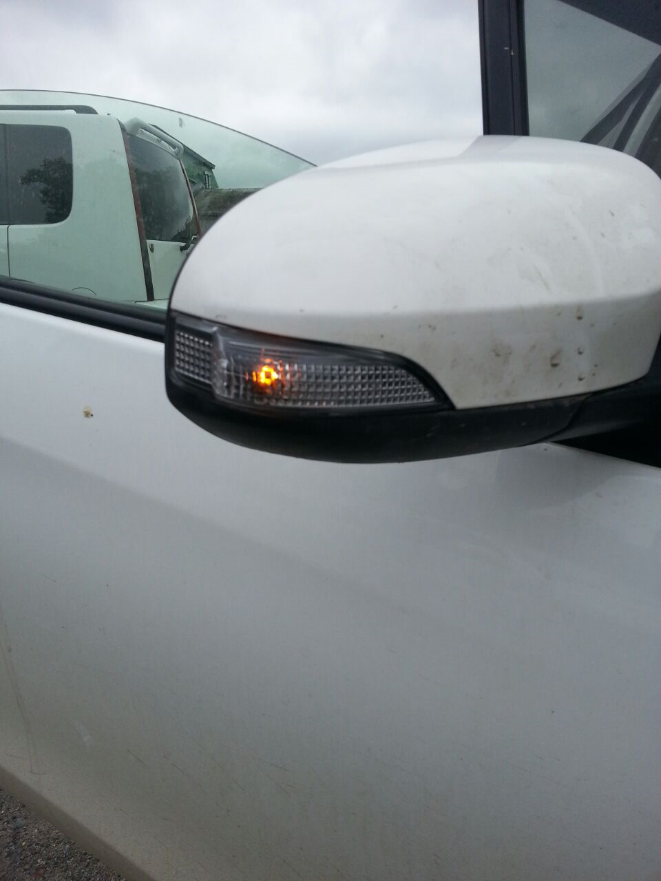 Замена поворотника в зеркале — Toyota Vitz (130), 1,3 л, 2011 года ...