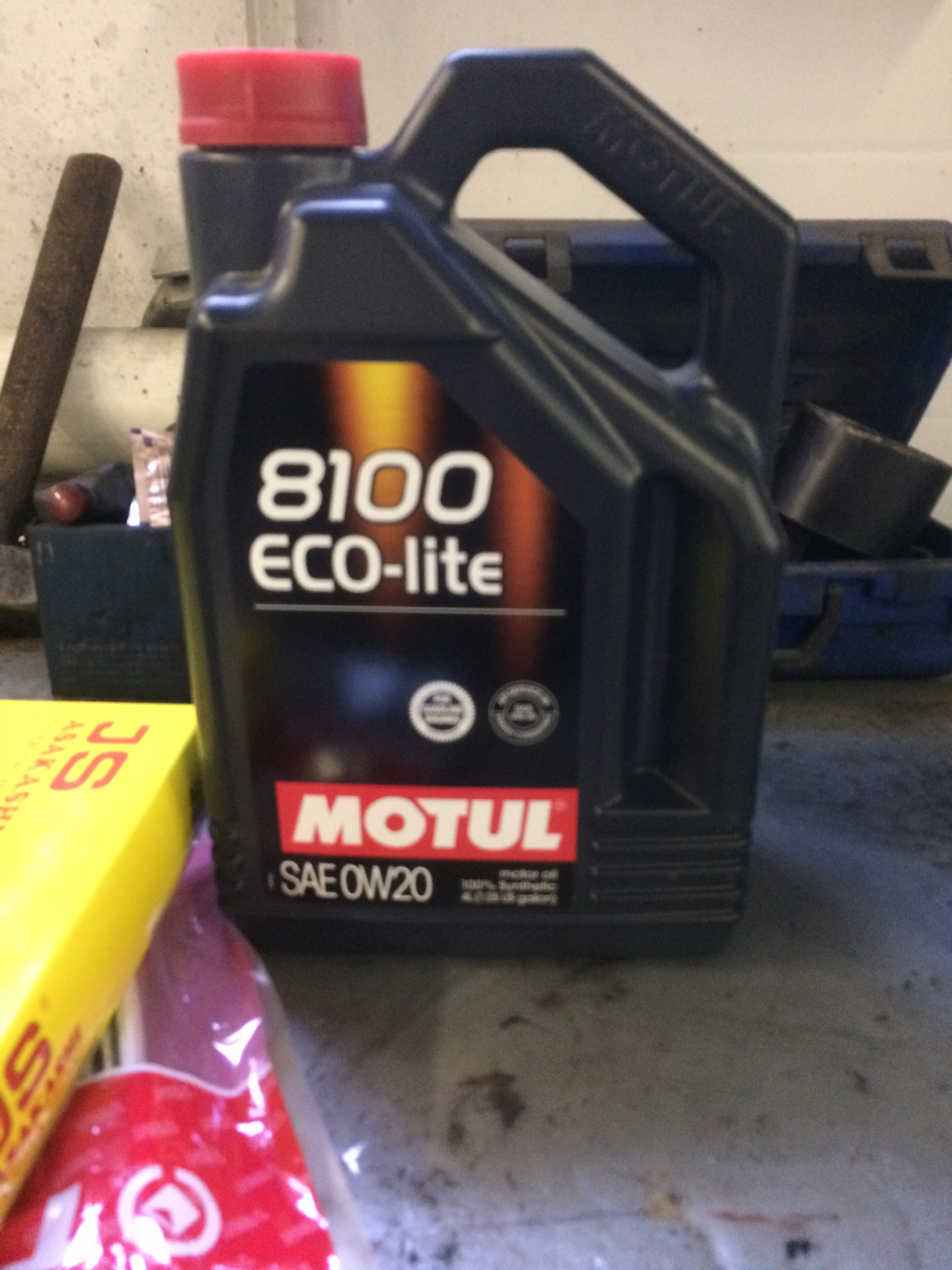 Мотюль 0w20. Motul 0w20. Мотюль 0w20 цена. Россия замена масло Motul 0w-20 4l рублей 2000 будет далее сейчас фото да