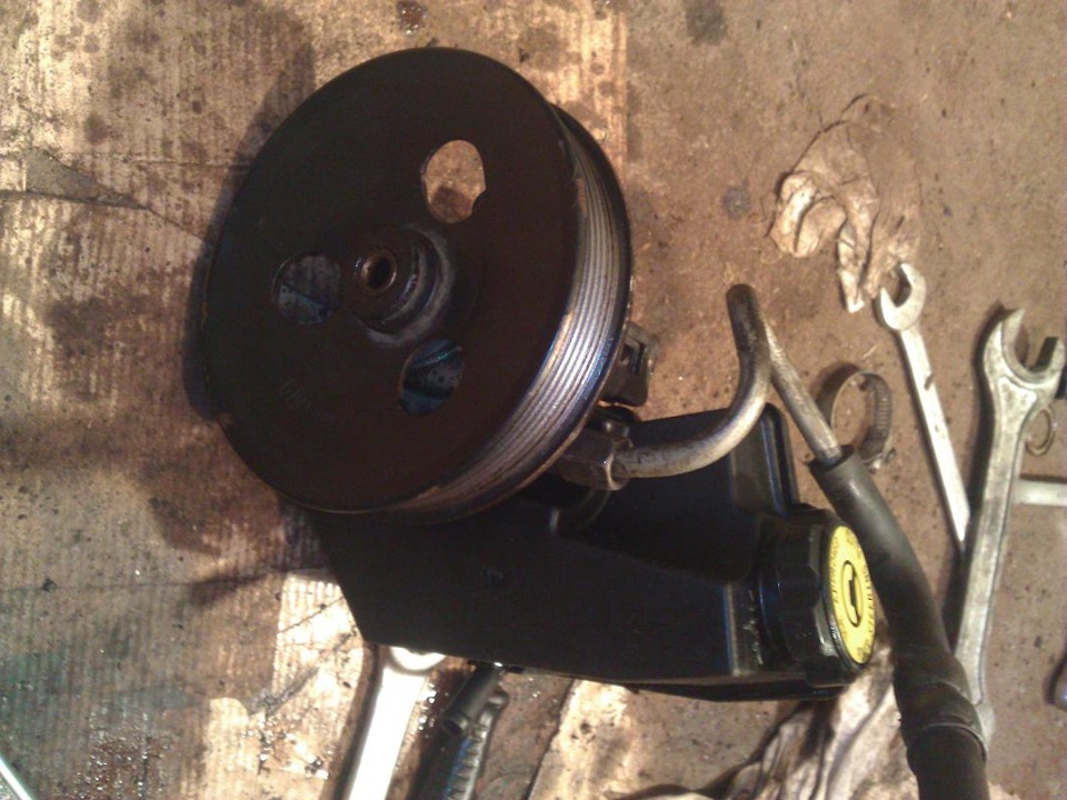 Собираем всё в обратном порядке, пристегиваем бачек, напрессовываем шкив. — Jeep Grand Cherokee (ZJ)