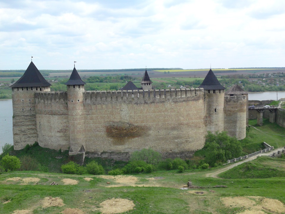 Castle 10. Крепость 10 века. Замок 10 века. Европейская крепость 10 век. Хотинська фортеця монета.