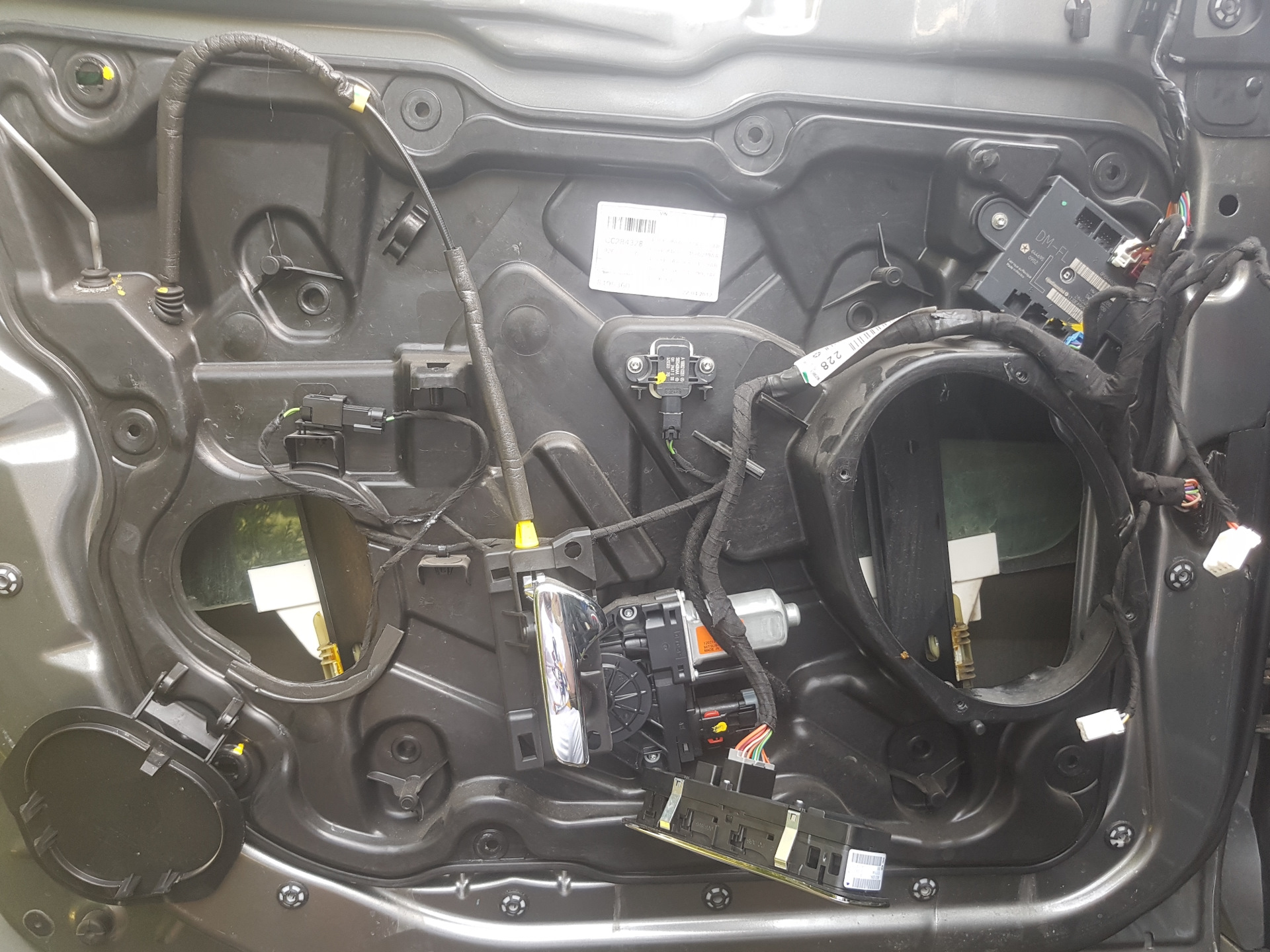 Гранд чероки wk2 на хромированных. 0 2014 кнопки на водительской двери. Шумоизоляция jeep grand wk2. Петля двери джип гранд чероки wk2. Дверь grand cherokee wk2.