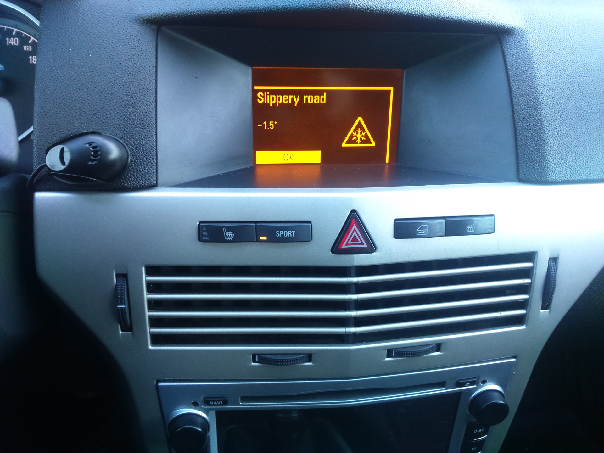 Opel astra h кнопки. Opel Astra h кнопка парктроники.