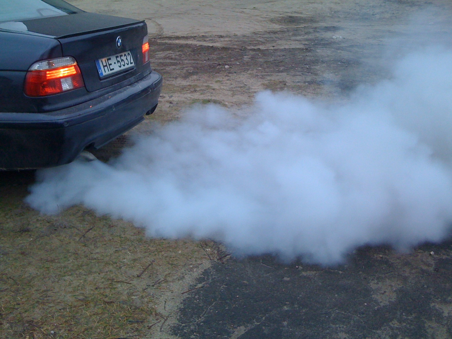 Выбросы двигателей автомобиля. ВАЗ 2112 белый дым. Дым из выхлопной трубы Альфа 110. Сизый дым. Выхлоп машины.