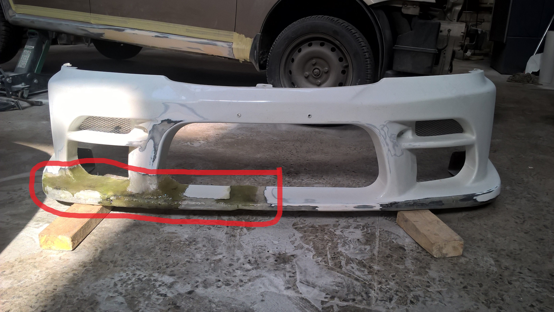 Суть бампера. Море или бампер. Бампер импул на ниссан тиида. Повреждения переднего бампера. Пайка бампера до и после.