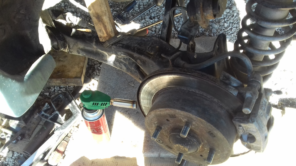 Замена заднего большого сайлентблока продольного рычага без снятия с ...