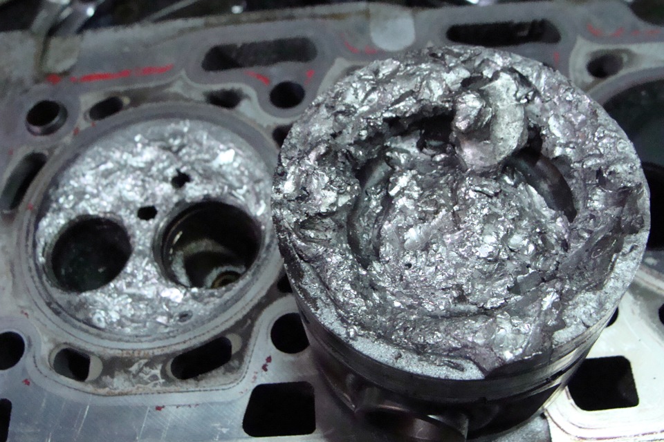 разрушенный поршень двигателя крупным планом