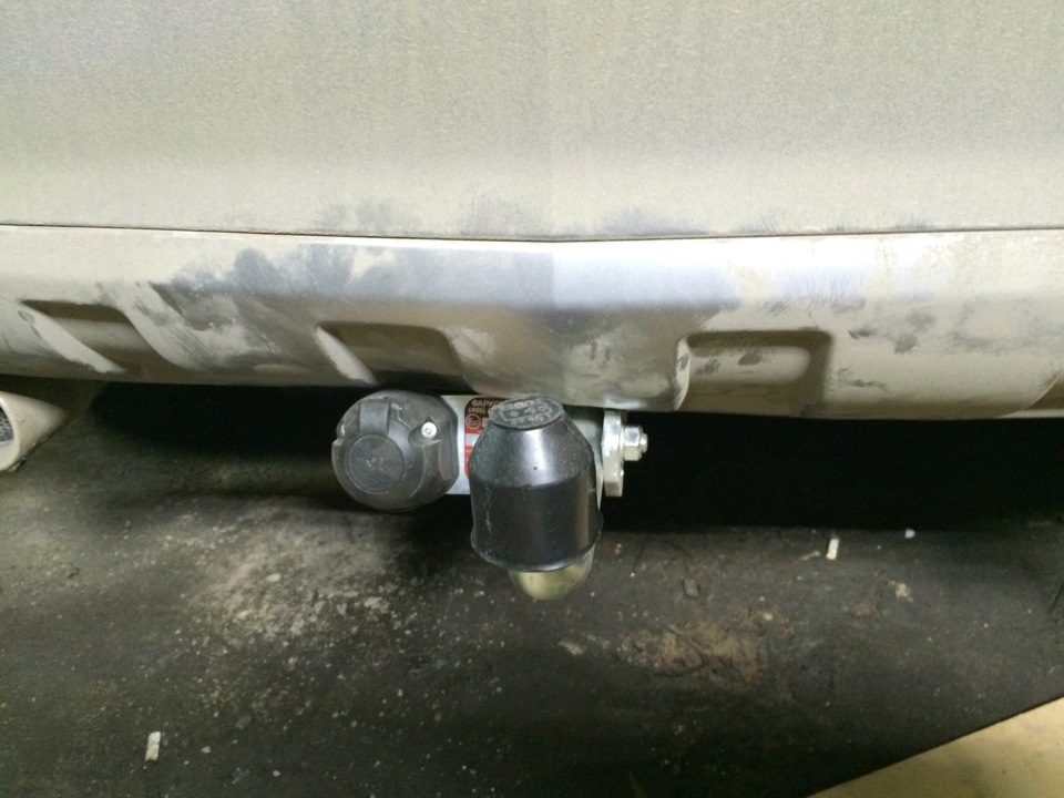 Дальше пошли проблемы, несколько раз снимали подпиливали бампер (кстати изнутри паралоновую накладочку тоже пришлось немного подрезать) Когда сделали достаточные пропили обнаружилось что розетка тоже мешает и перекашивает бампер в одну сторону — Opel Antara