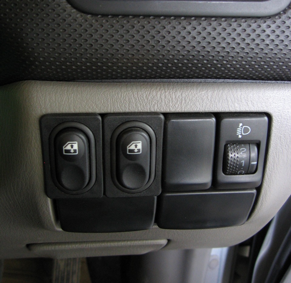 Кнопка десяточная на орошение самая левая, посажена на термоклей — Subaru Forester (SG)