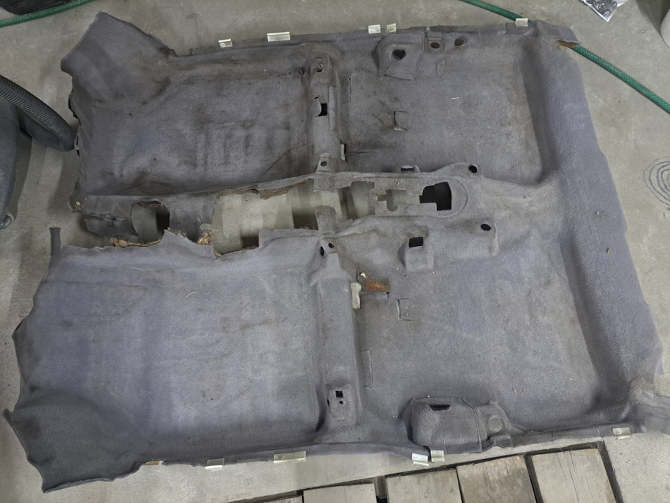 Шви пола и провода к усилителю — Mazda Demio (1G), 1,3 л, 2001 года ...