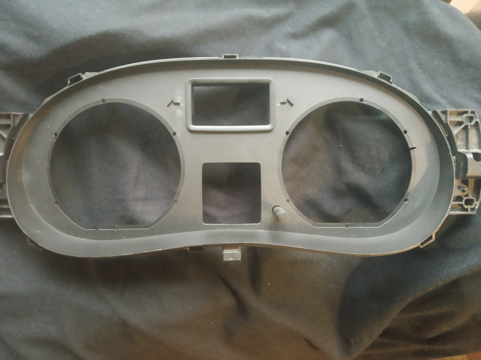 Фасад приборной панели с вырезанными стрелками и светофильтрами на ...