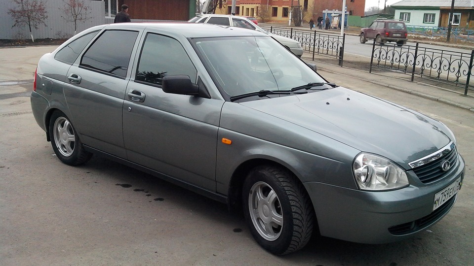 Зеленый лада приора хэтчбек задний вид. Приора хэтчбек 2010. Купить новую машину лада хэтчбек за 200000 рублей. Приора хэтчбек 2010 год. Приора хэтчбек 2010 год.