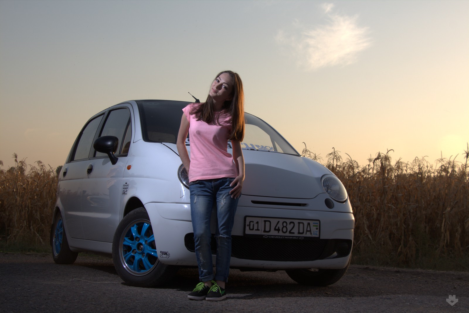 Matiz слушать. Девушки и Daewoo Matiz. Девушка на Дэу Матиз. Daewoo Matiz на дороге. Ксения Матиз.