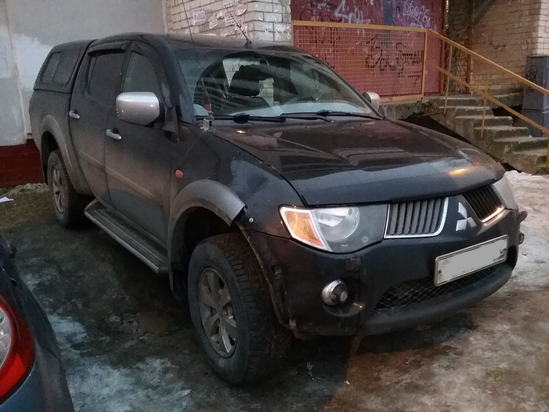 Лобовое столкновение с Собакеном — Mitsubishi L200 (4G), 2,5 л, 2008 года |  ДТП | DRIVE2