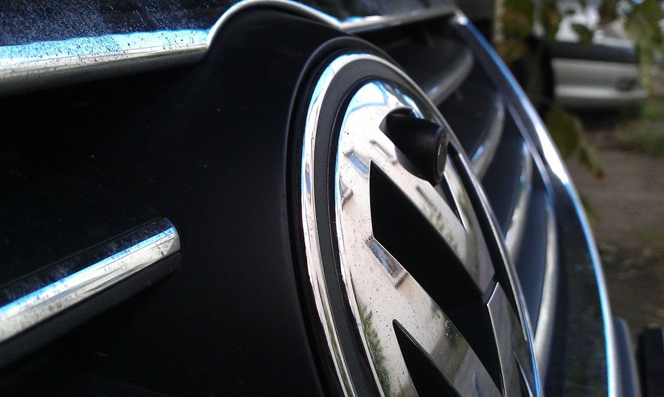 С боку — Volkswagen Passat B6