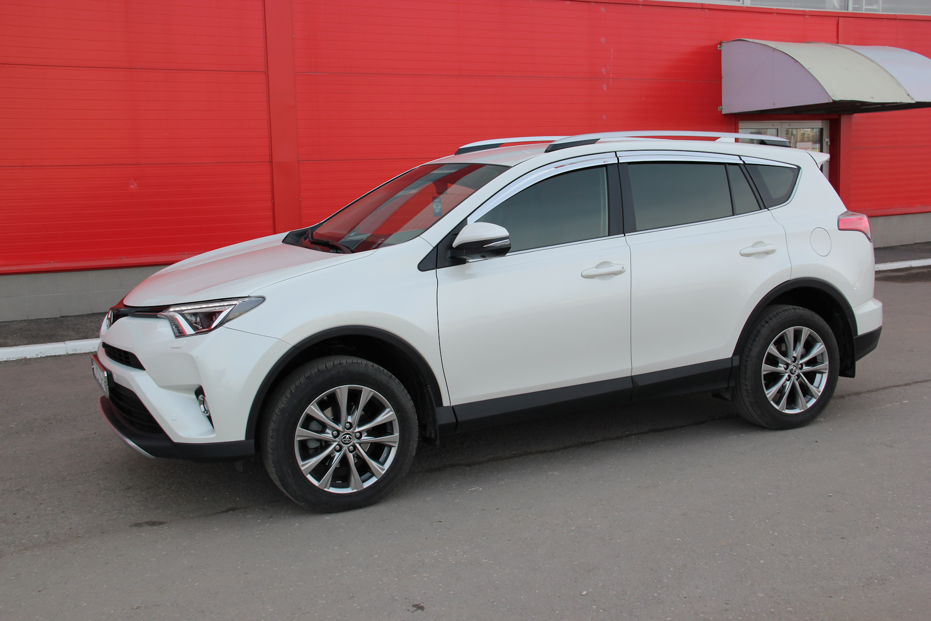 Дефлектор rav4. Рав 4 ха50. Рав4 drive2. Тойота рав 4 с дефлекторами. Ветровик Toyota rav4 2018-2020.