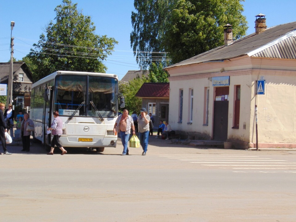 Луга спб сегодня с изменениями. Луга Великие Луки автобус. Лагуна велики Луги голубая Великие Луки. Автовокзал в Луге фото. Ул Луговая Великие Луки.