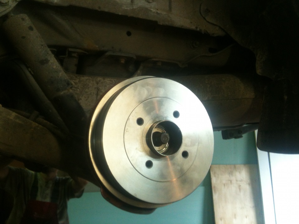 Замена заднего тормозного цилиндра(барабаны) - Renault Laguna I, 2 л, 2000 года 