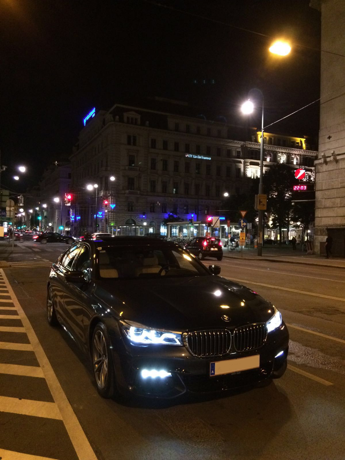М5 ночью. BMW 7 g11 ночью. BMW m5 Москва. Чёрная БМВ х7 в ночи. БМВ м5 ночью.