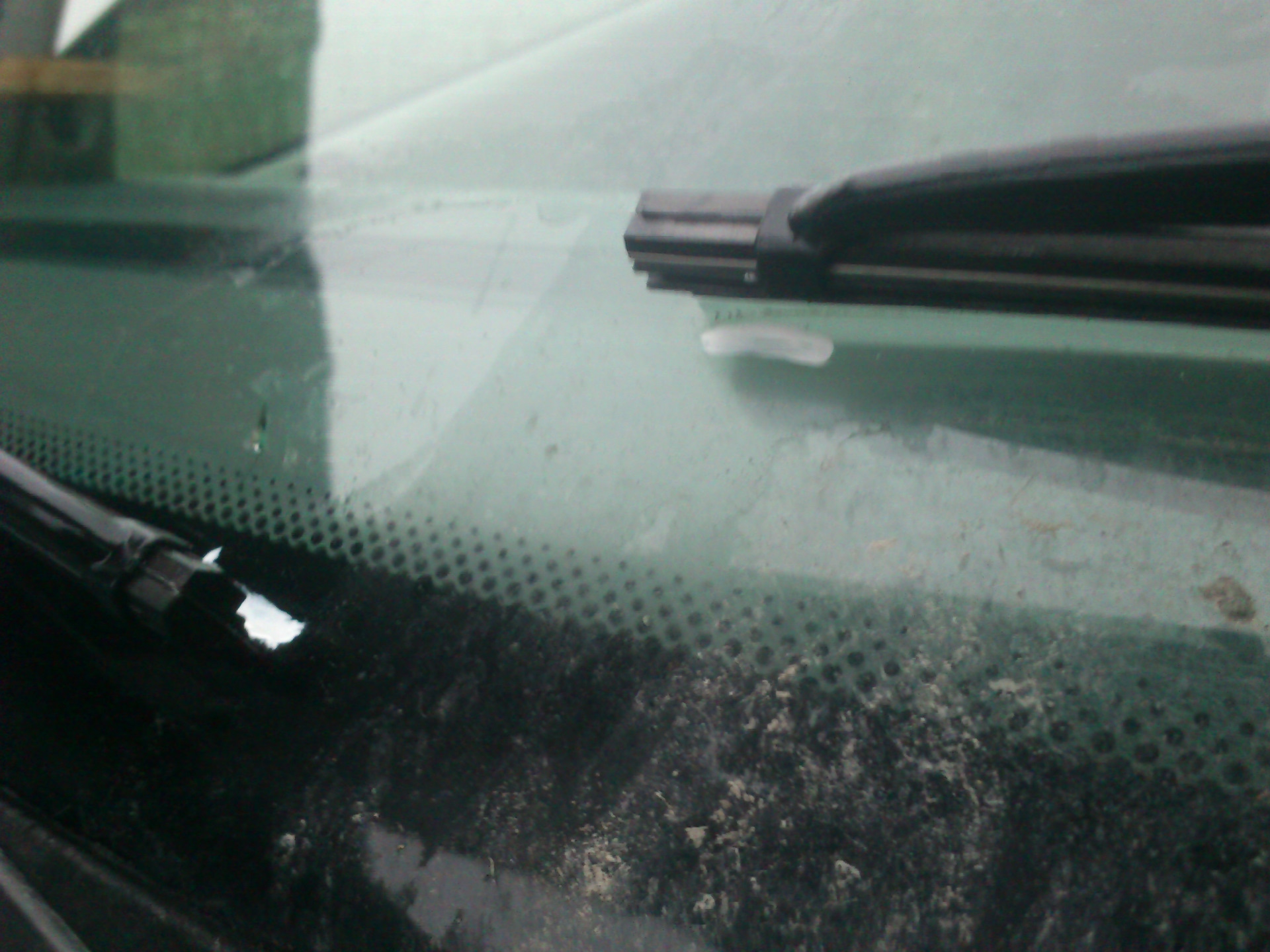 Плохо прижимает дворник к стеклу. Плохо прижимаются дворники к стеклу. Скрипят дворники на лобовом стекле. Плохо прижимает дворник к стеклу. Дворники плохо прижимаются к лобовому стеклу.