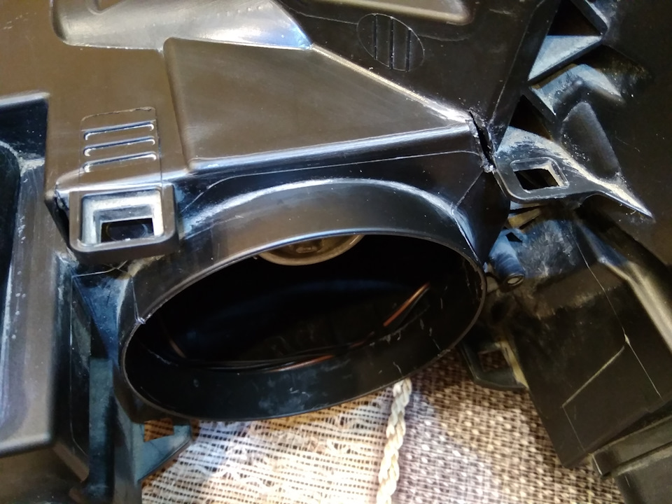 Тонкие диагональные линии в верхней части фары — разрезы — Skoda Octavia A5 Mk2