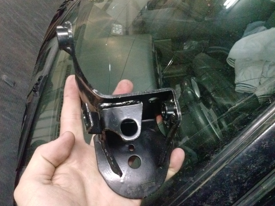 Кронштейн двигателя — Volkswagen Passat B3, 2 л, 1992 года | поломка ...