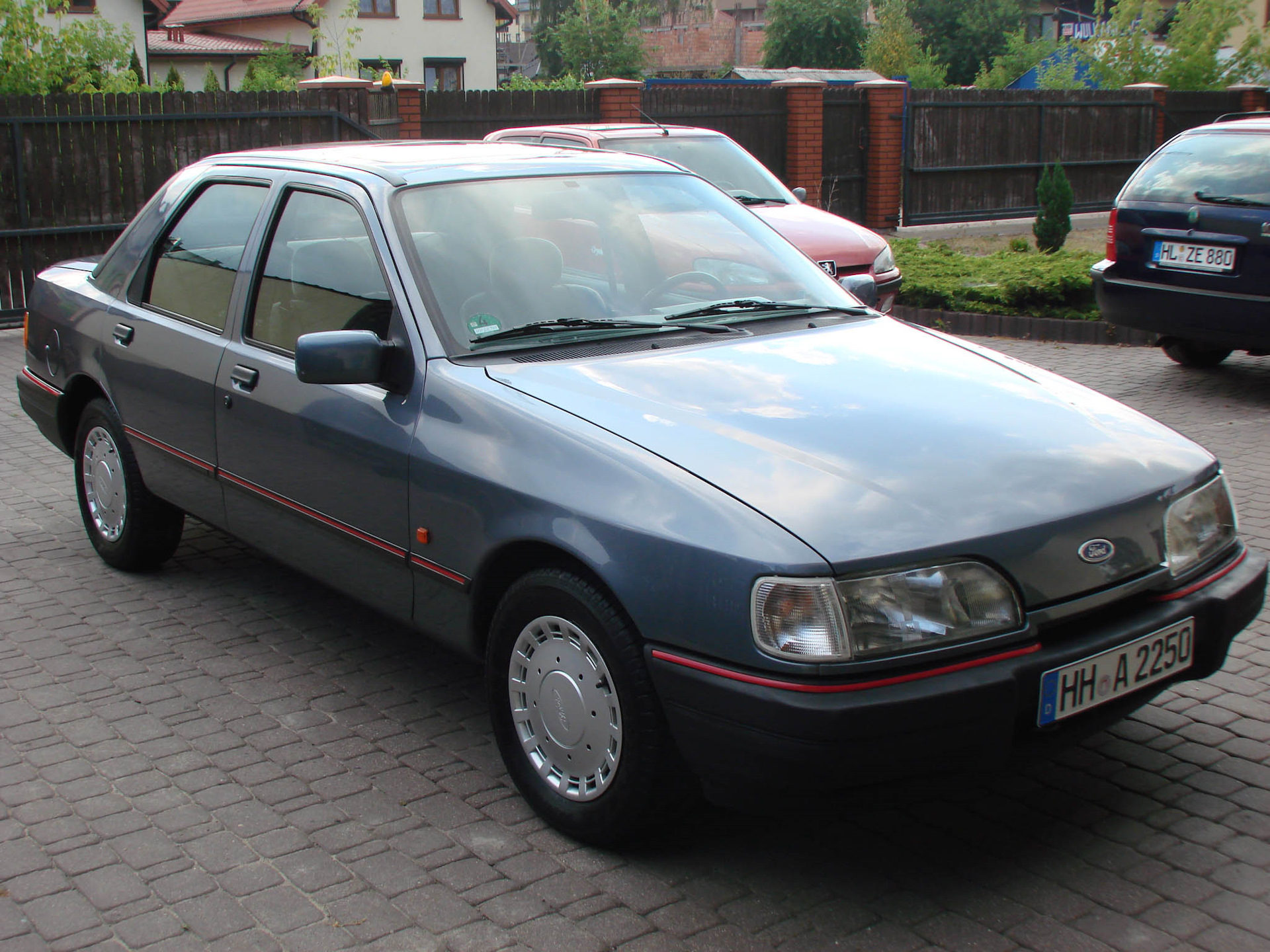 69 тыс. 69 тыс. 32 рубля. 69 тыс. Пожилые на лавочке.