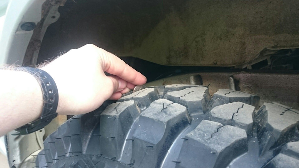 5 рублей почти помещаются в центральной части протектора, сбоку он еще глубже — Suzuki Jimny (1G)