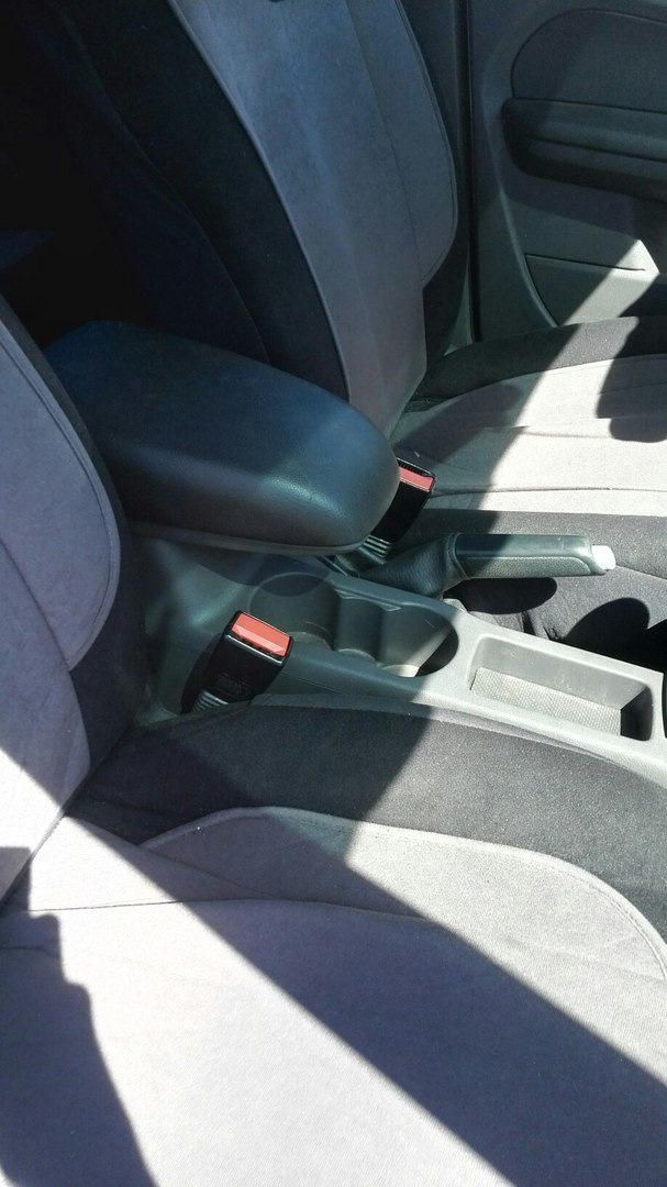 Установка центрального подлокотника. — Ford Focus II Sedan, 1,6 л, 2005 ...