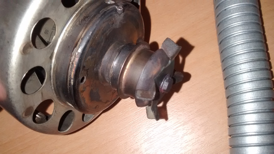 так же тарелочка и разбрызгиватель в адекватном состоянии (раскручивать не стал т.к. уже посажено на резьбовой герметик) — Volvo S80 (1G)