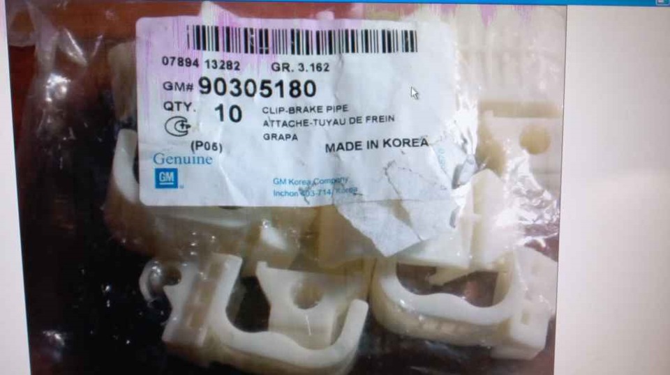 Дэу нексия шланг подачи топлива. 56e7a6cs 960. Дэу нексия шланг подачи топлива фото. Дэу нексия шланг подачи топлива-56e7a6cs 960. картинка Дэу нексия шланг подачи топлива. картинка 56e7a6cs 960. За 8 лет владения авто никогда сам не менял топливный фильтр и вот наконец решился. И тут обнаружилось что грани подходящих гаек штуцеров срезаны, и если с одной стороны его можно было как-то открутить то с другой стороны грани гайки были счесаны так что гайка штуцера походила на гладкий цилиндр ) Произошло это из-за того, что доверял замену «профессионалам», у которых видимо не находилось ключа на 16 и они отвинчивали ключом на 17. Состояние кронштейна крепящего фильтр было еще плачевнее.Передо мной стал вопрос либо вырезать т.ф-р и сажать новый фильтр на хомута, как многие делают или же проводить новую магистраль, что намного геморнее. Решил несмотря на опасения заменить топливные трубки самостоятельно. К сожалению поиски в нете мануала по замене топл. Трубок результата не принесли, что удивительно при том что машина распространенная и давным-давно на рынке. Никаких фотоотчетов или роликов на ютубе по замене трубок нет. Пришлось создавать с нуля.