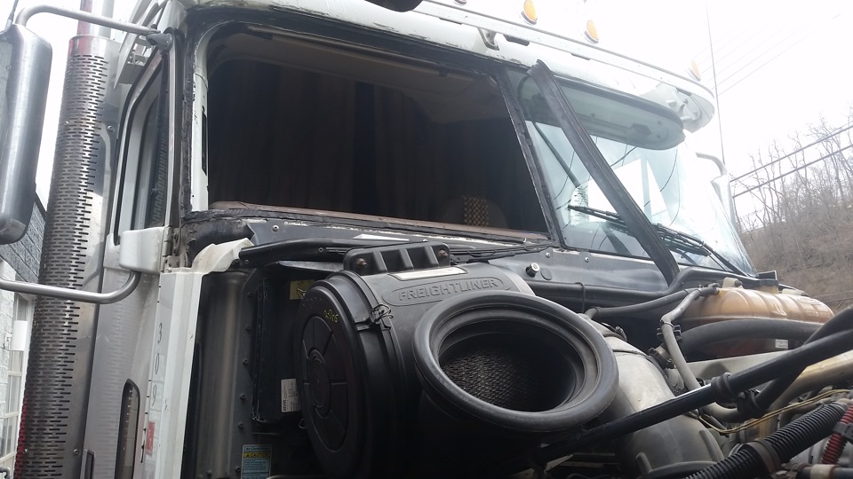 Замена треснутого лобового стекла — Freightliner Coronado, 1,4 л, 2007 ...
