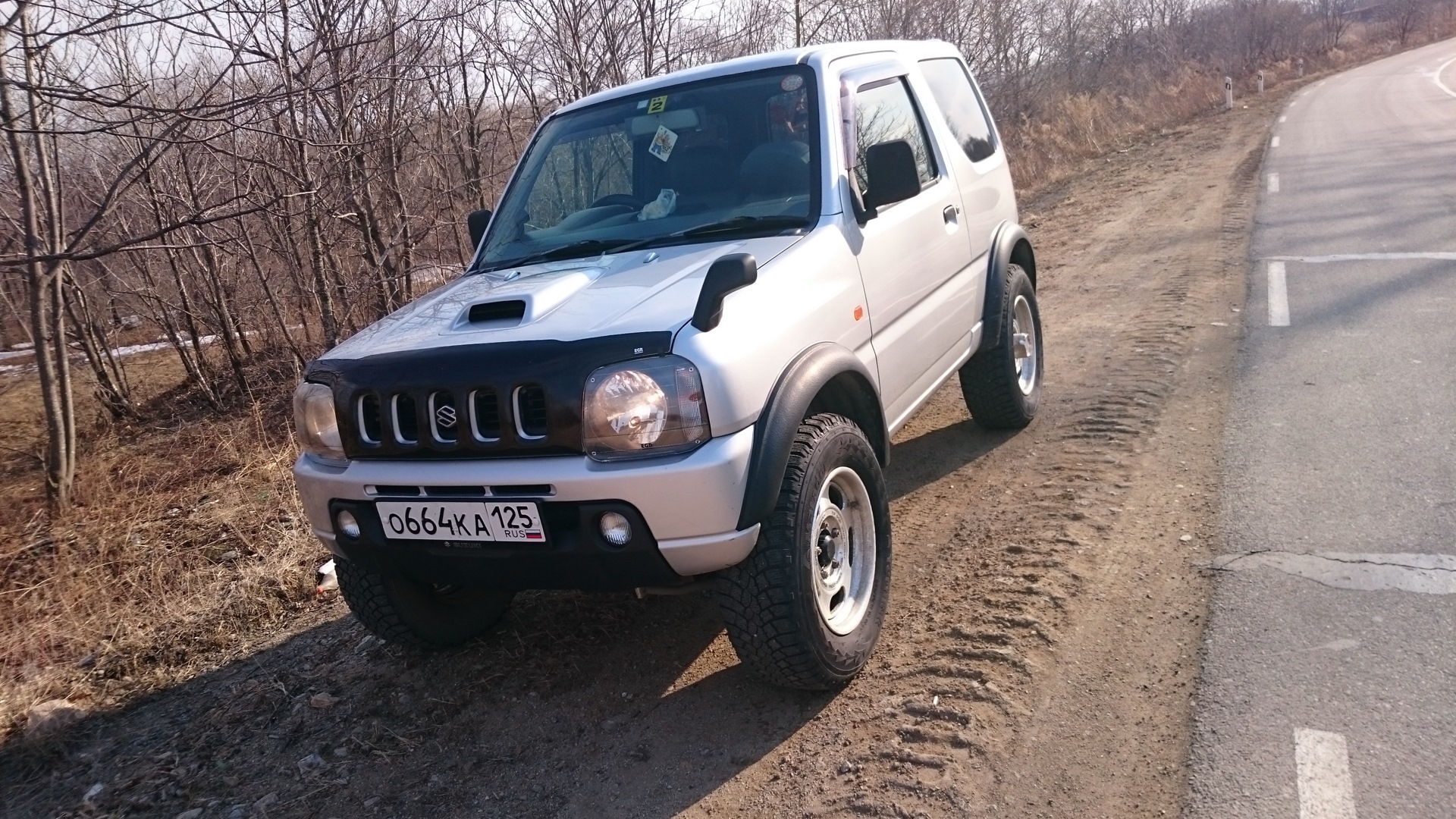 Капот сузуки джимни. Дефлектор капота Suzuki Jimny 2020. Дефлектор капота на Сузуки Джимни 2011. Jimny XL. Джимни с дефлектором капота.