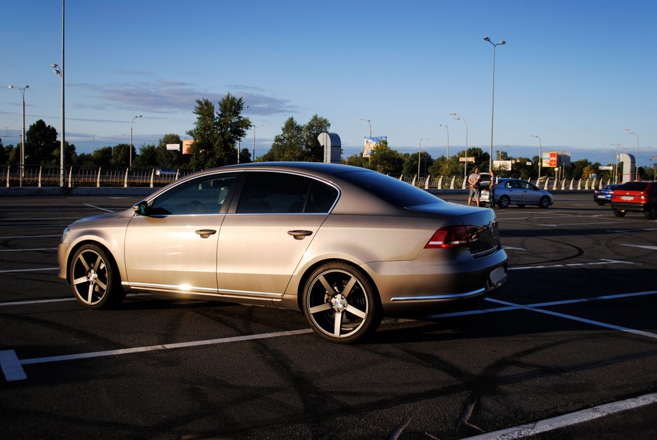 Диски на пассат. Фольксваген Пассат б7 на ВОССЕНАХ. Passat b7 диски r20. Volkswagen Jetta 6 на 19 Vossen. Пассат б6 на ВОССЕНАХ 18.