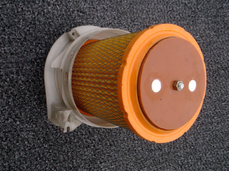 Крышка вкладывается на полочку в диаметр буртика. — Audi 100 (C4)