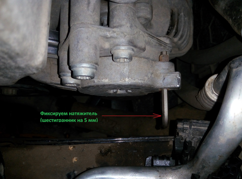 что такое паразитный ролик в автомобиле. 56ed22es 960. что такое паразитный ролик в автомобиле фото. что такое паразитный ролик в автомобиле-56ed22es 960. картинка что такое паразитный ролик в автомобиле. картинка 56ed22es 960. Всем привет.Докладываю, что вчера до 12 ночи провозился с Фрицем в сервисе у другана. Были поменяны всё шестерни ГРМ, ремни, а так же установлен новый насос ГУР.Неделю назад, как обычно перед дальней дорогой бывает, захрустела правая граната. Некритично пока, но при выворачивании руля влево хрустит ощутимо. Вчера осмотрел всё; пыльник наружной гранаты цел, а вот пыльник внутренней гранаты порван. Странно, внутренняя вроде в поворотах не должна хрустеть. Видимо, все же пришло время наружной. Ладно, в гараже привод в сборе с разбора лежит, заменю целиком.Так же, при снятии насоса ГУР было обнаружено, что потерян натяжной болт насоса. Пришлось вчера ремень монтажкой тянуть и закручивать. Ну, пока и так сойдет.Суть поста в следующем; при установке верхнего защитного кожуха ГРМ было обнаружено, что нижний кожух должен возле ролика чем-то крепится к блоку, судя по отверстию в нем и в блоке. Но там ничего не было. Путем логических умозаключений пришел к выводу, что можно туда просто вкрутить шпильку с втулкой.