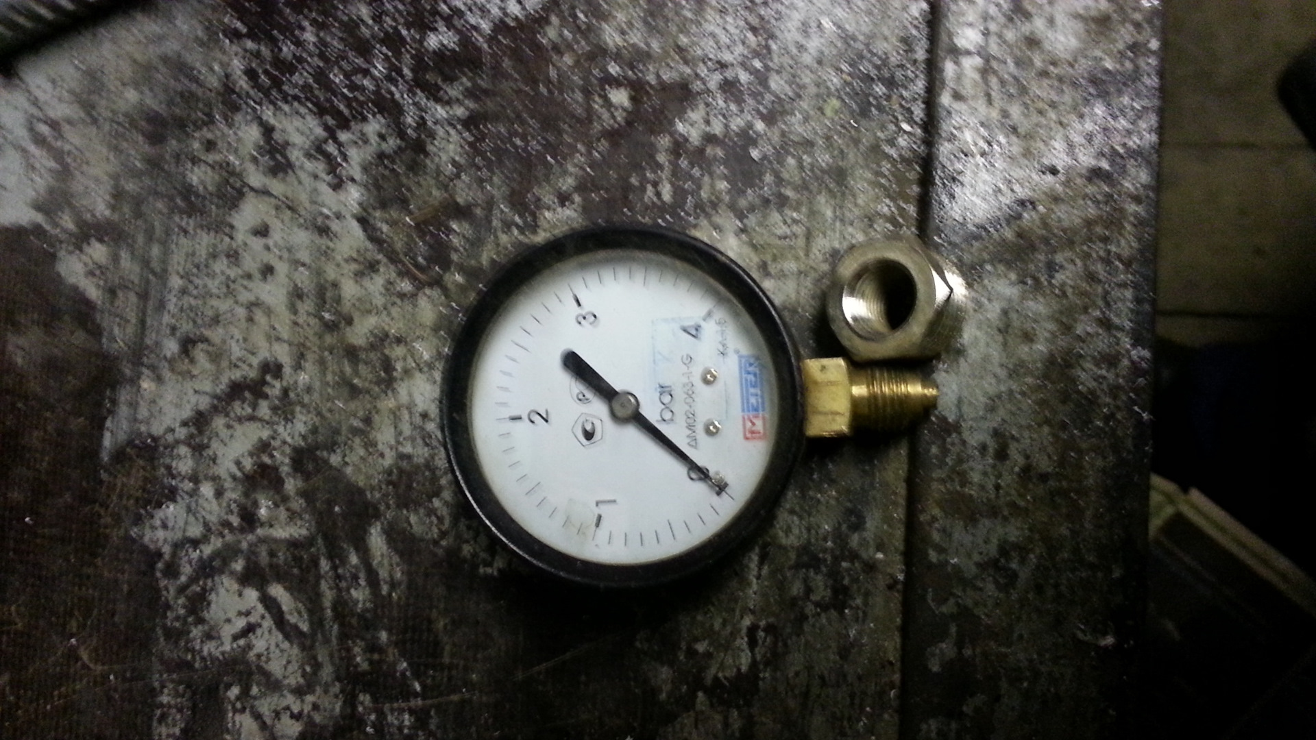 Т5 давление масла. Манометр давления масла Passat b5. Манометр для проверки давления в топливной рампе Пассат б5 1. 8 турбо. Замер давления масла Пассат 1.8 т. Замер давления масла Фольксваген б5 1.8.
