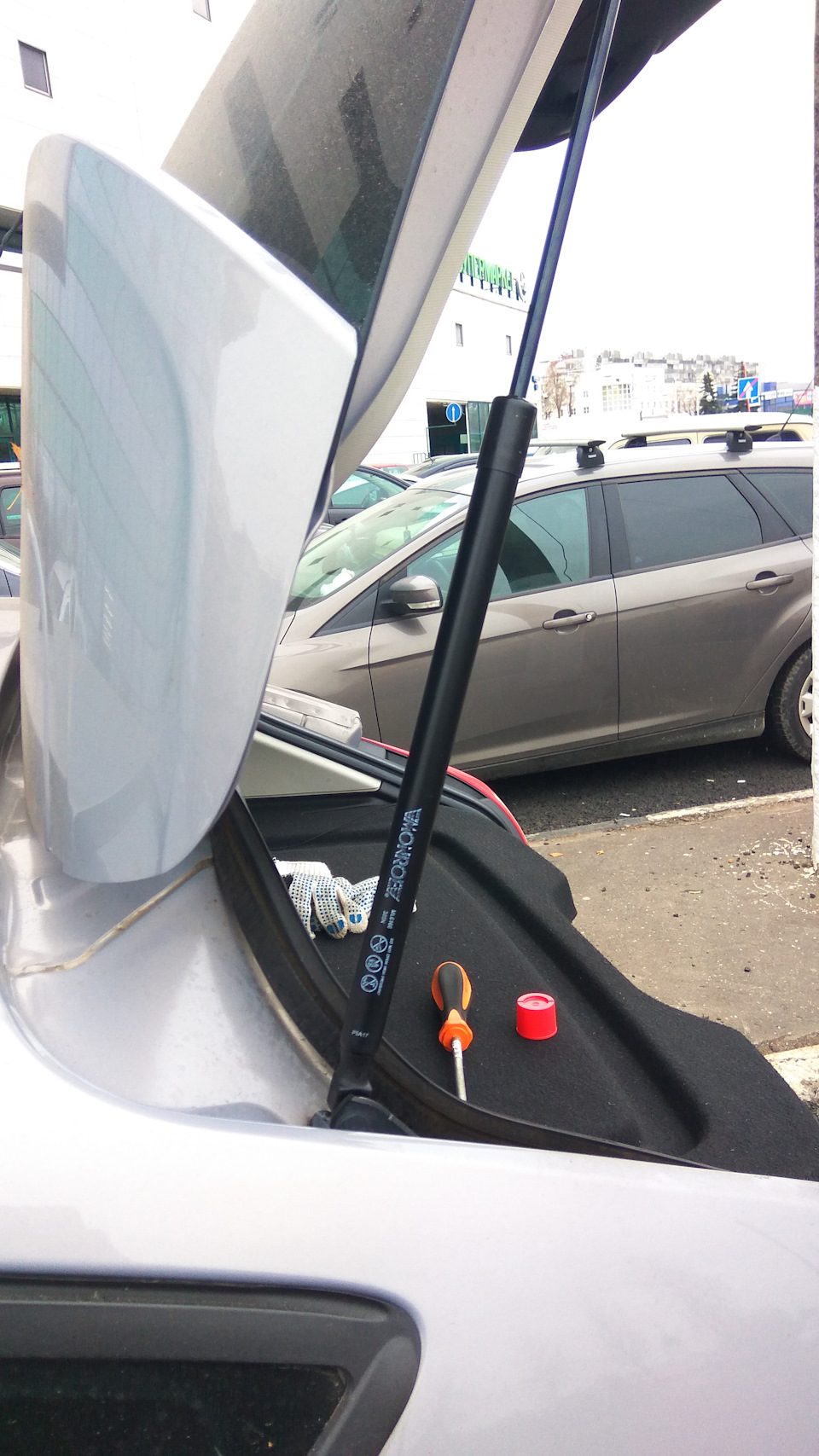 Газовые упоры багажника и переключатели печки от фф2 - Ford Focus I Sedan, 2 л, 