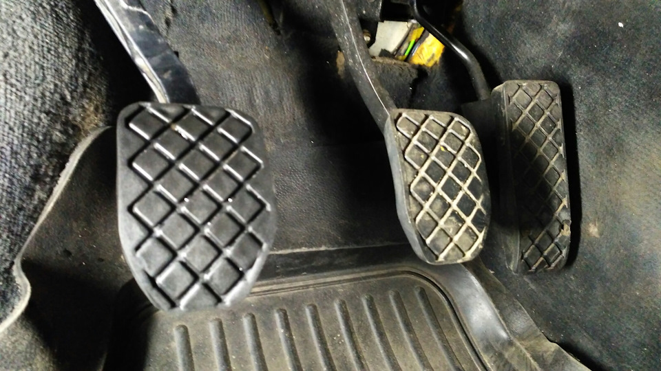 Решил поменять накладку на педаль сцепления — Audi A6 Avant (C4), 2,6 л ...